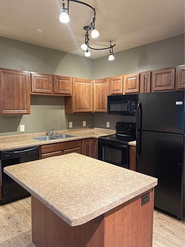 Building Photo - 3117 W Glenpark Dr