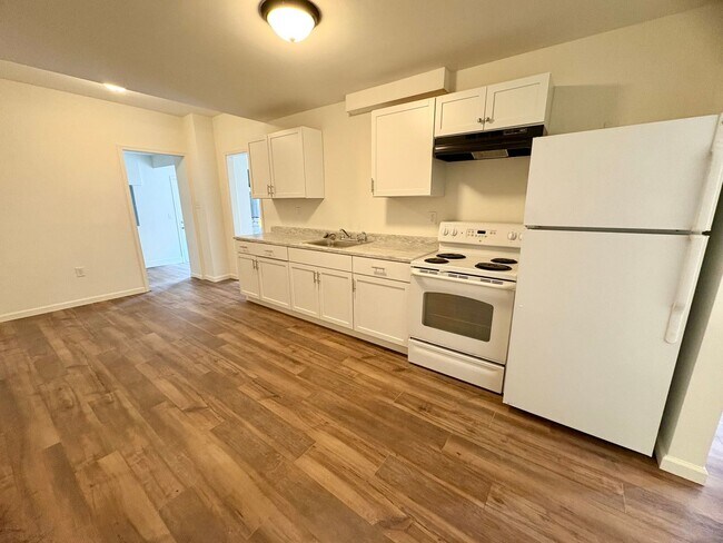 Building Photo - 133 W Maple St