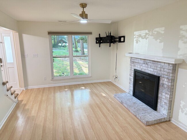 Building Photo - Spacious 3BR Home with Fenced Yard & Outdoor Living in Prime Location!