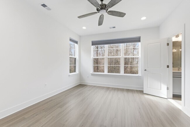 Building Photo - Beautiful 4 BR/4.5 BA EOG Townhome in Laurel!