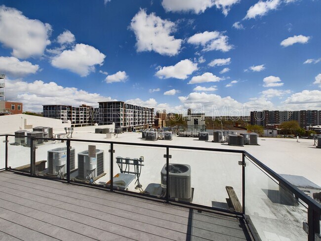 Building Photo - 815 Perry St