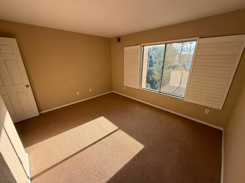 Building Photo - 7190 Shoreline Dr