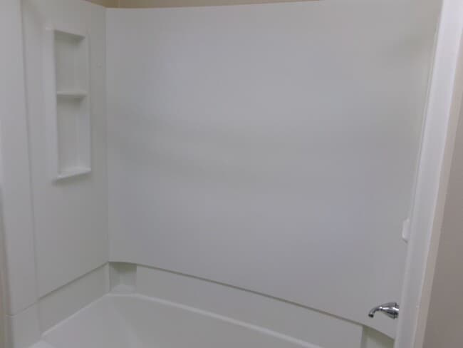 Building Photo - 3 bedroom, 1 bath home conveniently locate...