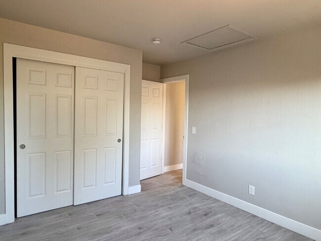 Building Photo - Spacious 4 bedroom, 3 bathroom home in the heart of Aurora is ready for immediate move in! Conven...