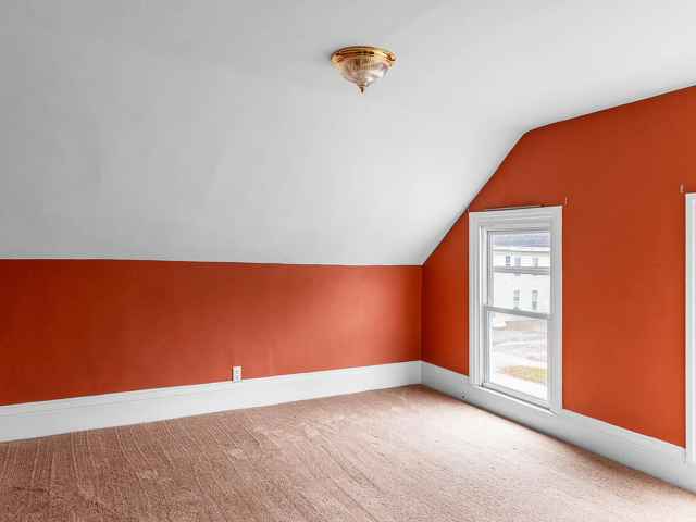 Building Photo - Center St