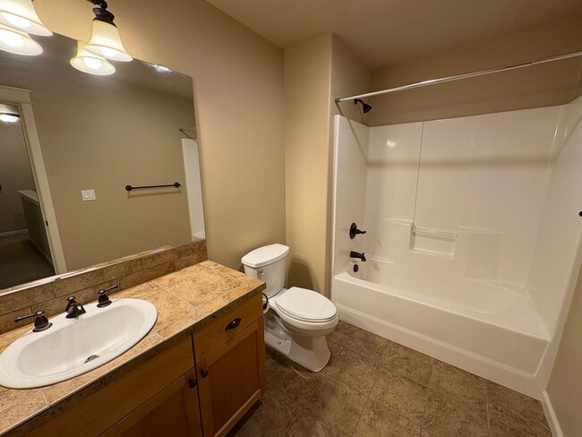 Building Photo - Beautiful 3 Bed/2.5 Bath Townhome in SE Be...