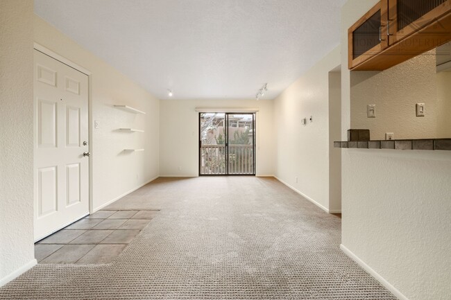 Building Photo - 1 MO. FREE RENT! UNFURNISHED Bright & Stylish Condo at The Reserve