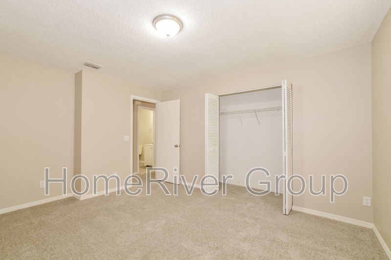 Building Photo - 2811 Queen Palm Dr