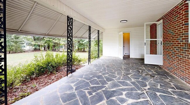 Building Photo - 3 Bed 2 Bath Home