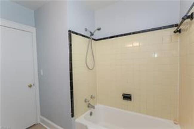 Building Photo - Renovated 3 bed, 1.5 bath Single-Family