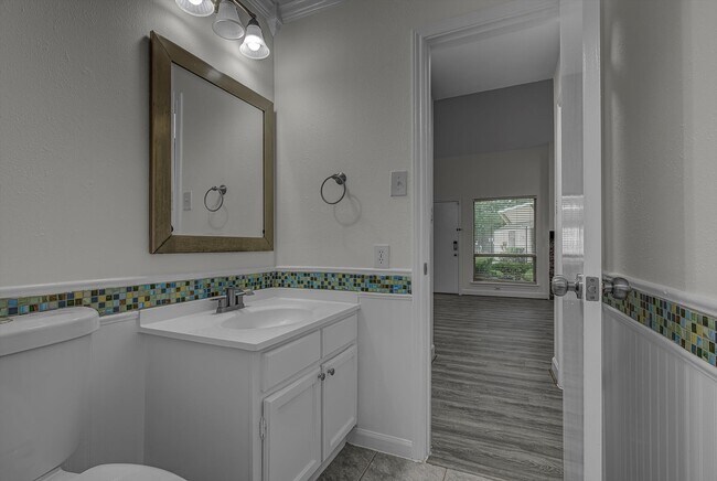 Building Photo - 13975 Hollowgreen Dr