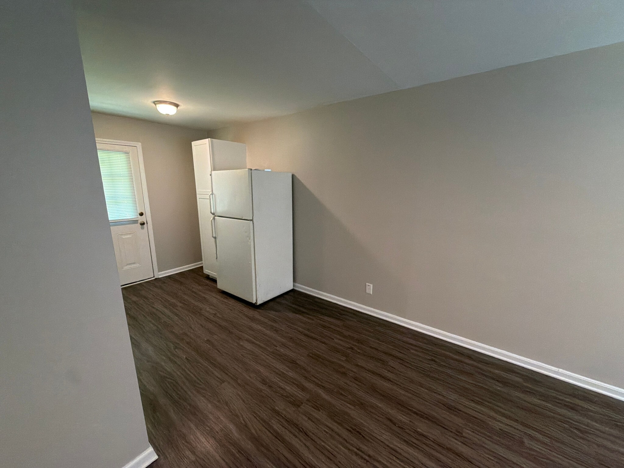 Building Photo - Room in Apartment on Overland Heights