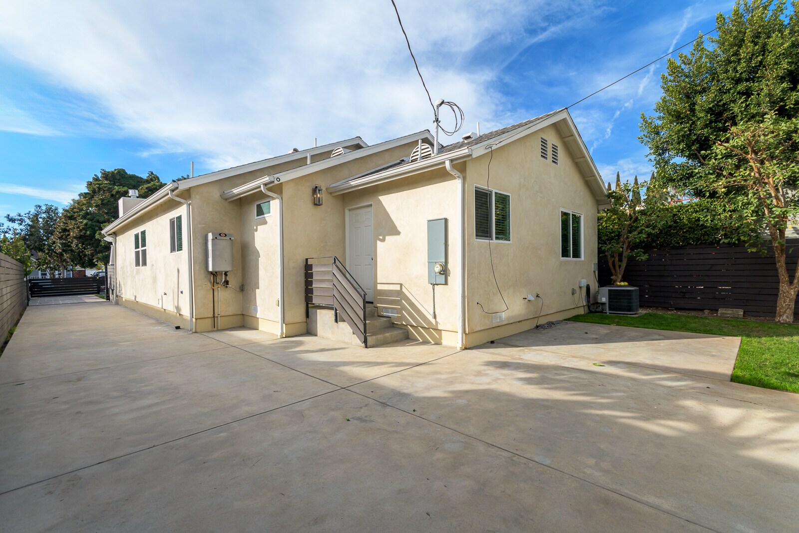 Building Photo - 736 N Wilton Pl
