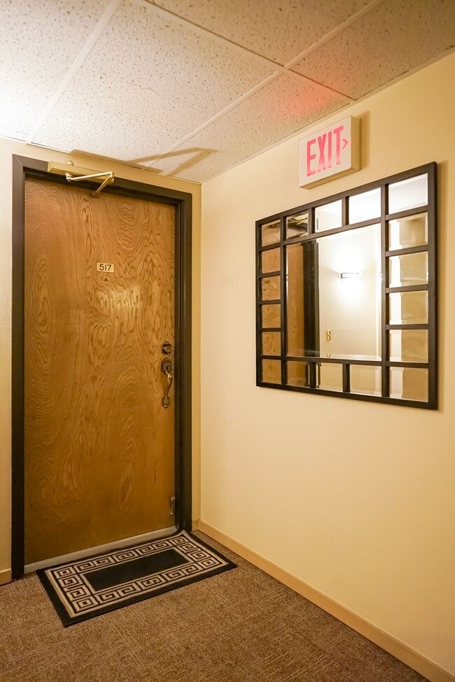 Building Photo - Furnished condo with a view of the lake an...