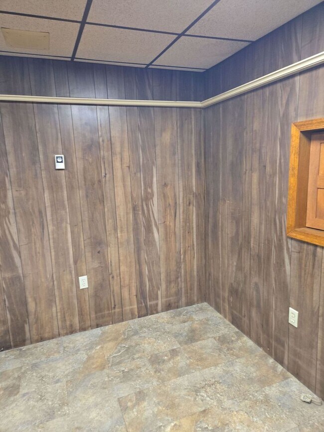 Building Photo - 203 Lincoln Way E