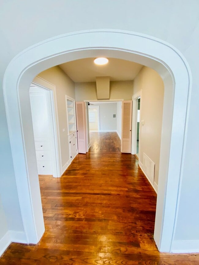 Building Photo - Updated 2 bedroom home with appliances!