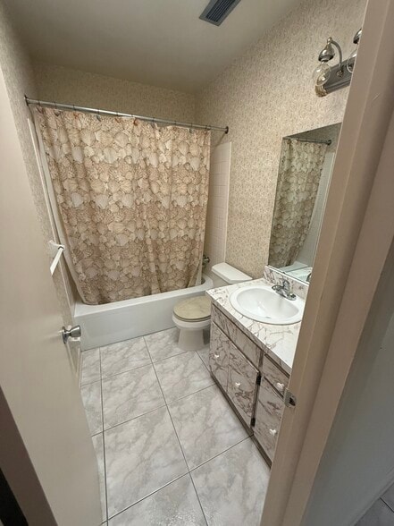 Hallway Bathroom - 7908 N Woodlynne Ave