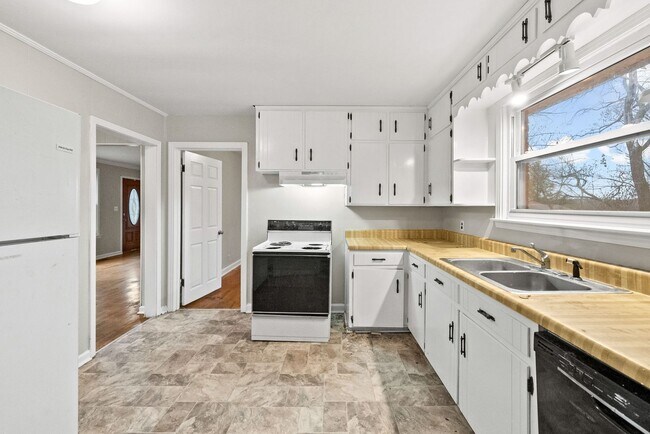 Building Photo - 3 Bedroom Pet Friendly Home For Rent!