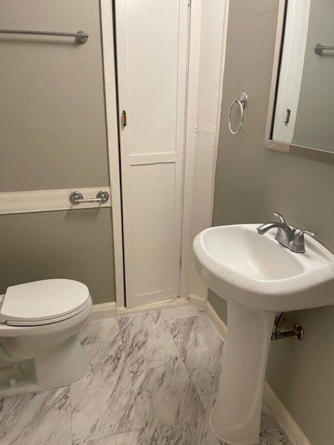 Building Photo - Newly remodeled, one-bedroom, one-bathroom...