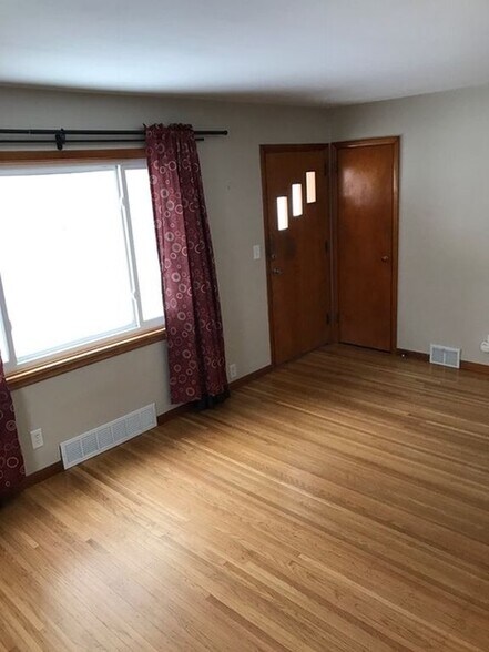 Living room. - 60 east st