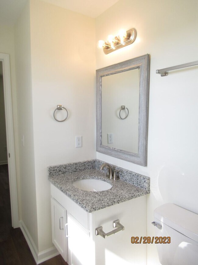Building Photo - Newly Renovated- 2 bedroom, 2 bathroom apartment-Willow Run Apartments