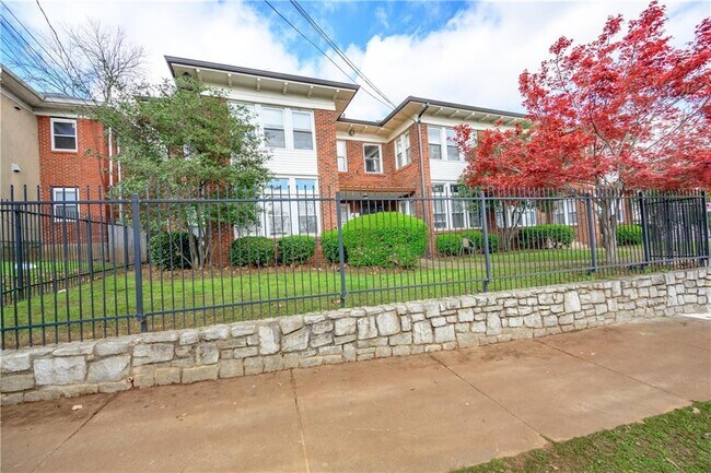 Building Photo - 600 Parkway Dr NE