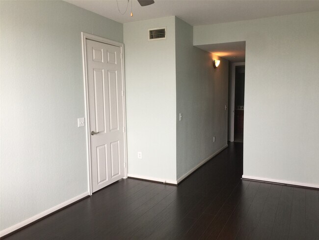 Building Photo - 7575 Kirby Dr