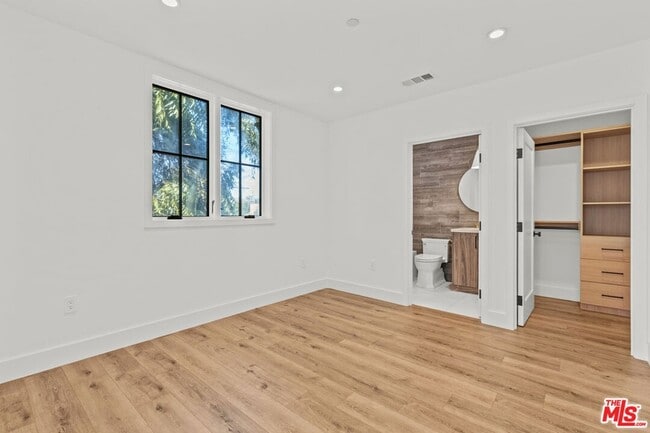 Building Photo - 14378 Ventura Blvd