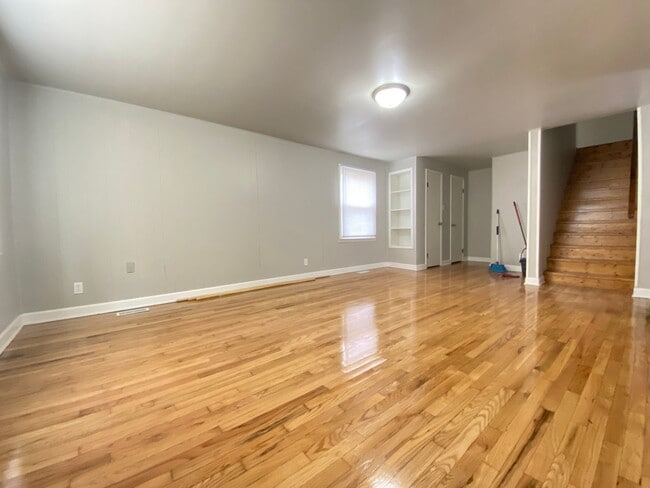 Building Photo - 4 Bed 1.5 Bath Home In Gary