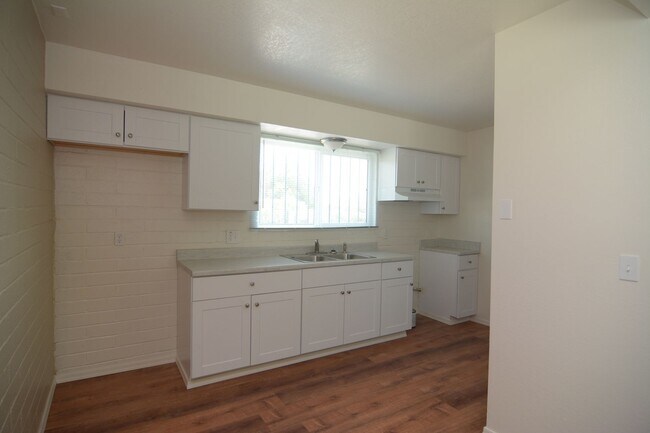 Building Photo - Remodeled 3 Bedroom 2 Bath Duplex! South Central Tucson Location!