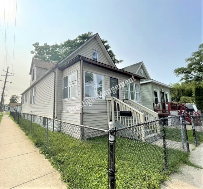 Primary Photo - Large Renovated 3 bed 2 bath Home