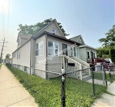 Building Photo - Large Renovated 3 bed 2 bath Home