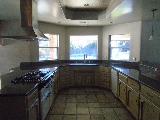 Building Photo - NW - CUSTOM HOME WITH POOL!!