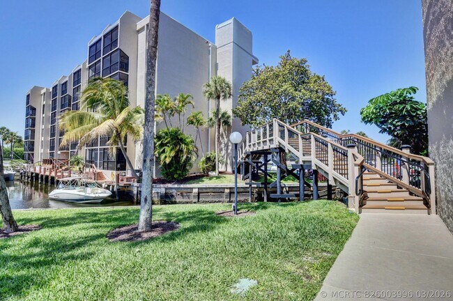 Building Photo - 18 Royal Palm Way