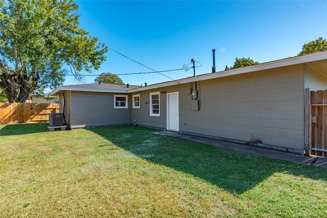 Building Photo - 322 24th Ave N