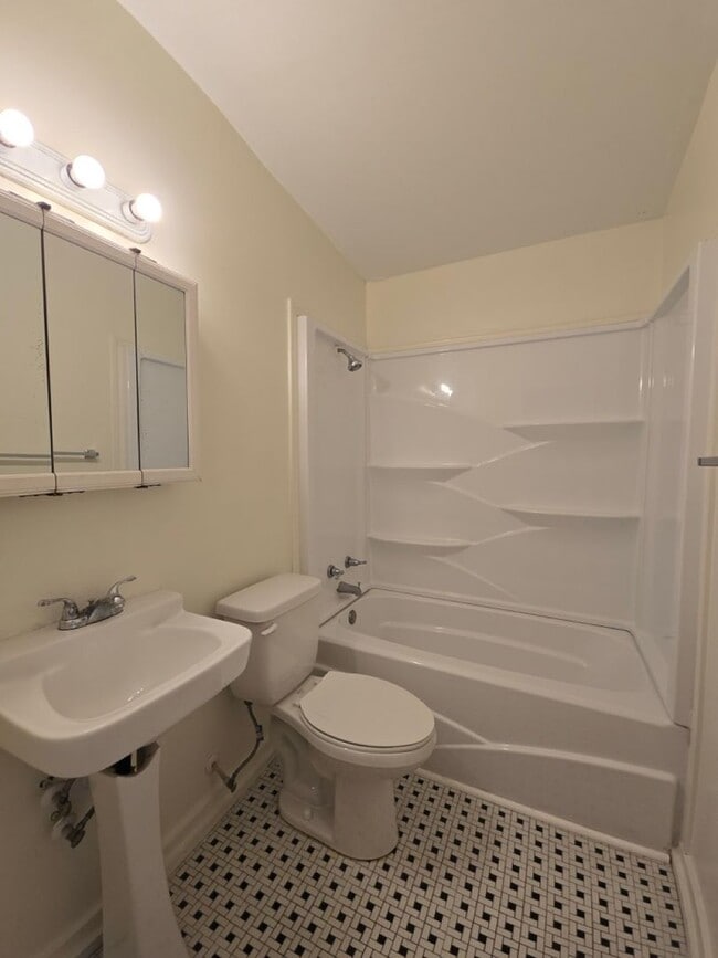 Building Photo - Charming 3-bedroom, 1-bathroom home locate...
