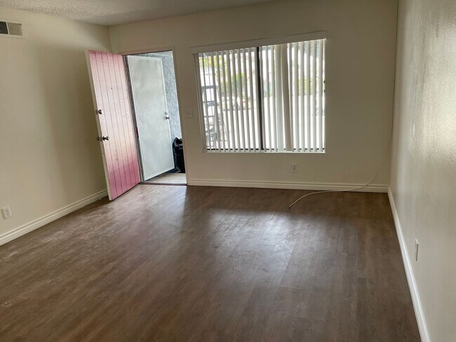 Building Photo - Lovely 2 bed, 2 bath Duplex Home in Orange