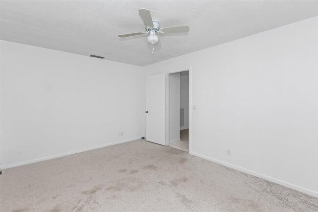 Building Photo - 5051 Pine Dr