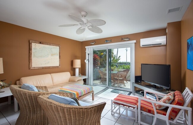 Building Photo - 1 Bedroom 1 Bathroom Furnished Beach Front Condo