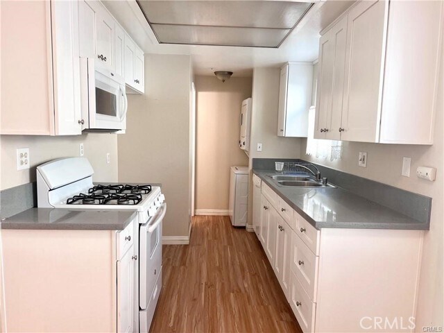 Building Photo - 8615 Beverly Park Pl