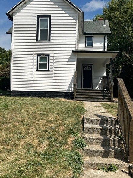 Building Photo - 850 W Elm St