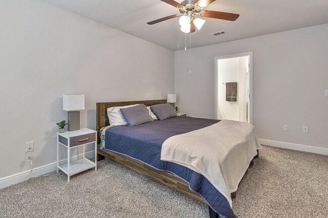 Building Photo - 1022 McLaren Cir