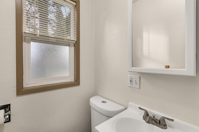 Building Photo - Spacious 2bedroom 1 bath in well maintained 4 Plex!