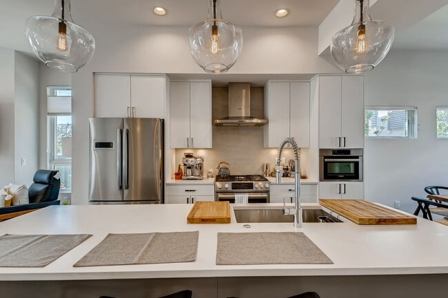 Building Photo - Contemporary Townhome with Rooftop Deck-Flatiron Views