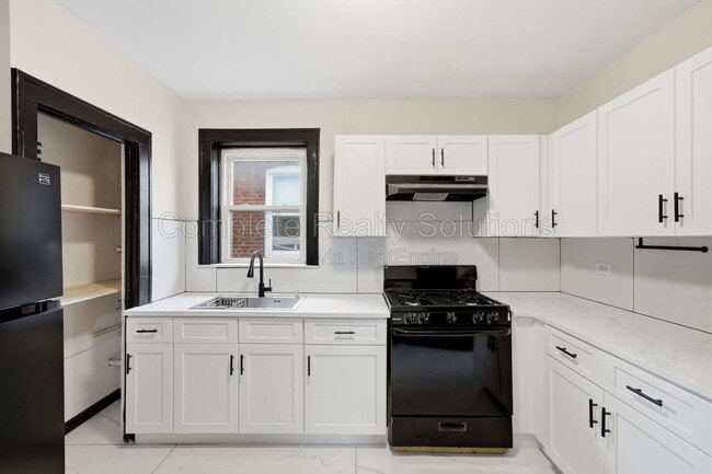 Building Photo - 5055 Lindenwood Ave