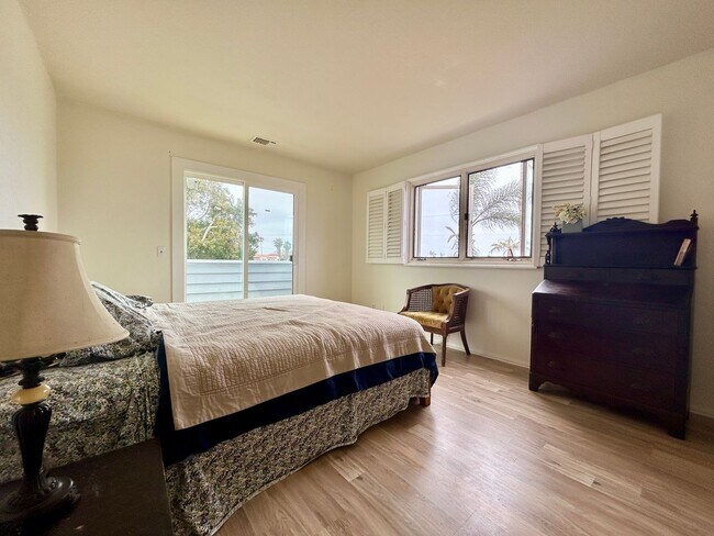 Building Photo - Spacious Beach House in South Oceanside