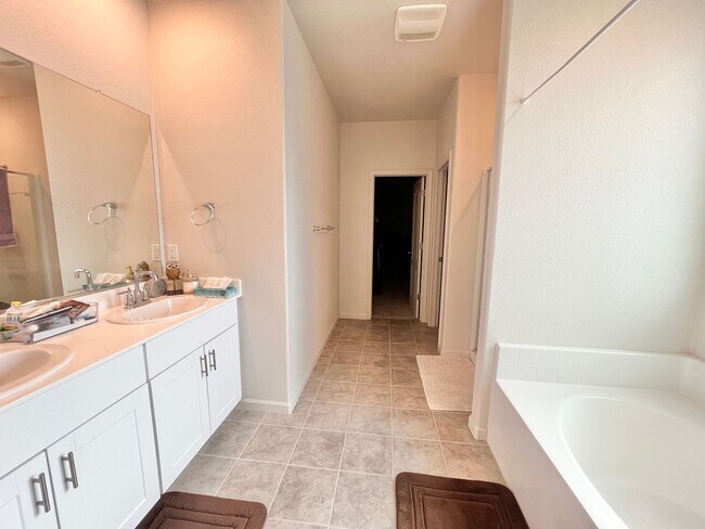 Building Photo - Stunning 5-bedroom, 3-bathroom residence with Solar!