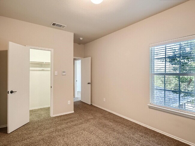 Building Photo - "Charming 3-Bed, 2-Bath Townhouse Retreat in Mesquite – Spacious 1586 Sq Ft on Woodshire Avenue!"...