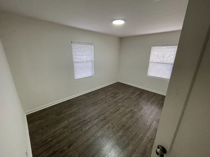 Building Photo - 1526 N Oswego Ave