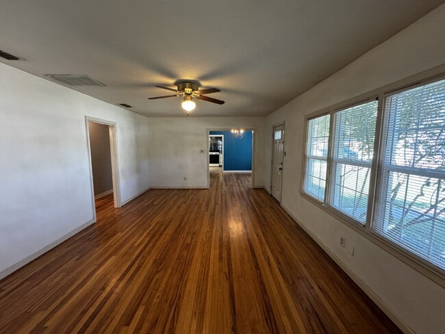 Building Photo - Stunning Home Located In Tech Terrace Minu...